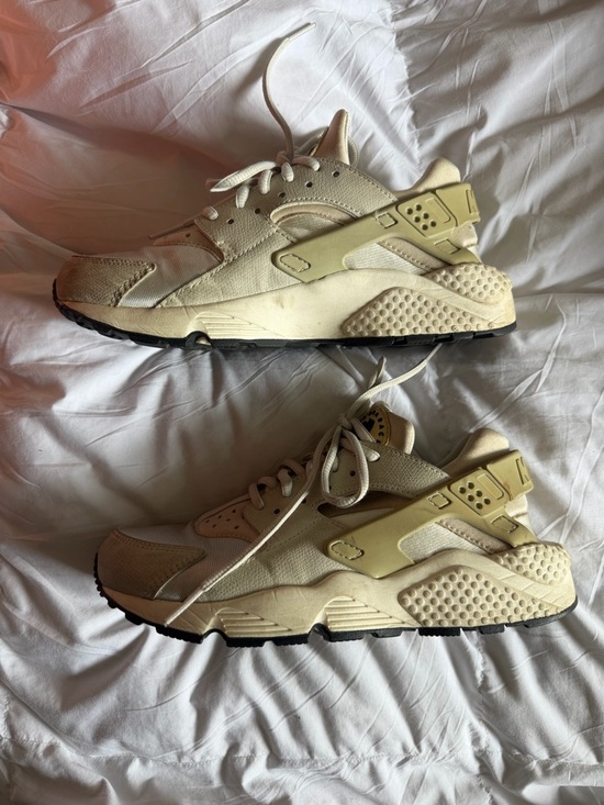 Nike Shoes - Nike Air Huaraches women’s 7.5